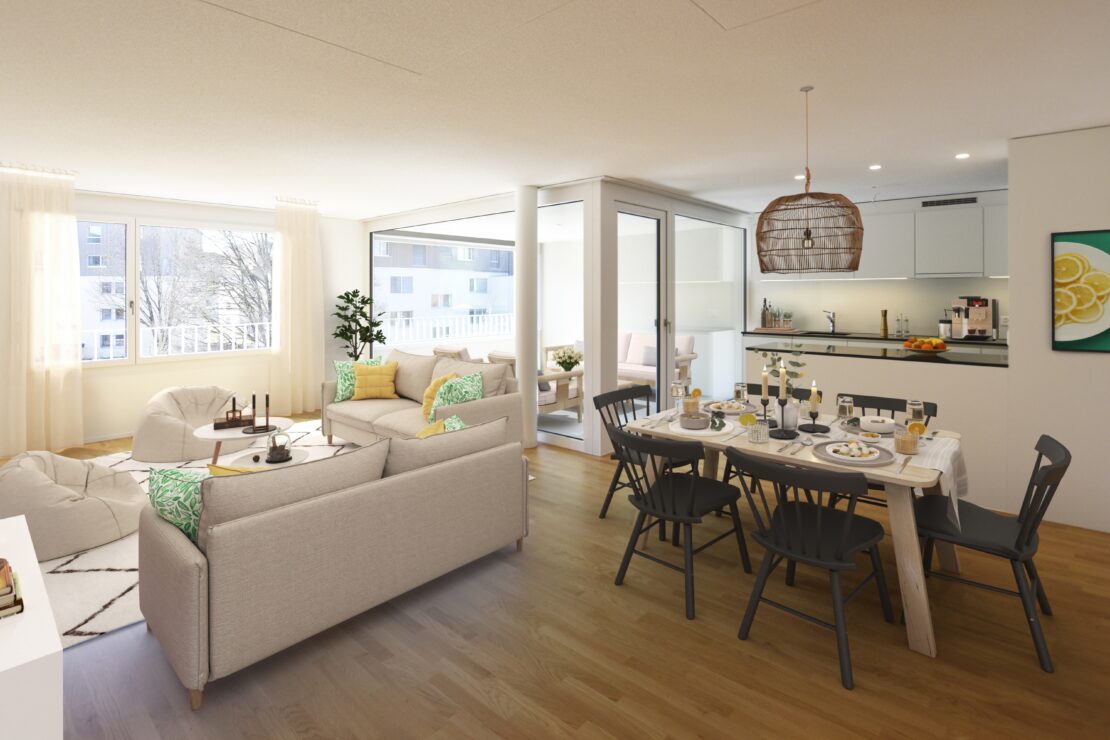 Ein heller, moderner Wohnraum mit hellem Holzboden verfügt über eine gemütliche Sitzecke, einen Esstisch für sechs Personen und eine Küche mit eleganten weissen Schränken. Grosse Fenster lassen den Raum mit natürlichem Licht durchfluten und durch Glastüren ist ein Balkon sichtbar.