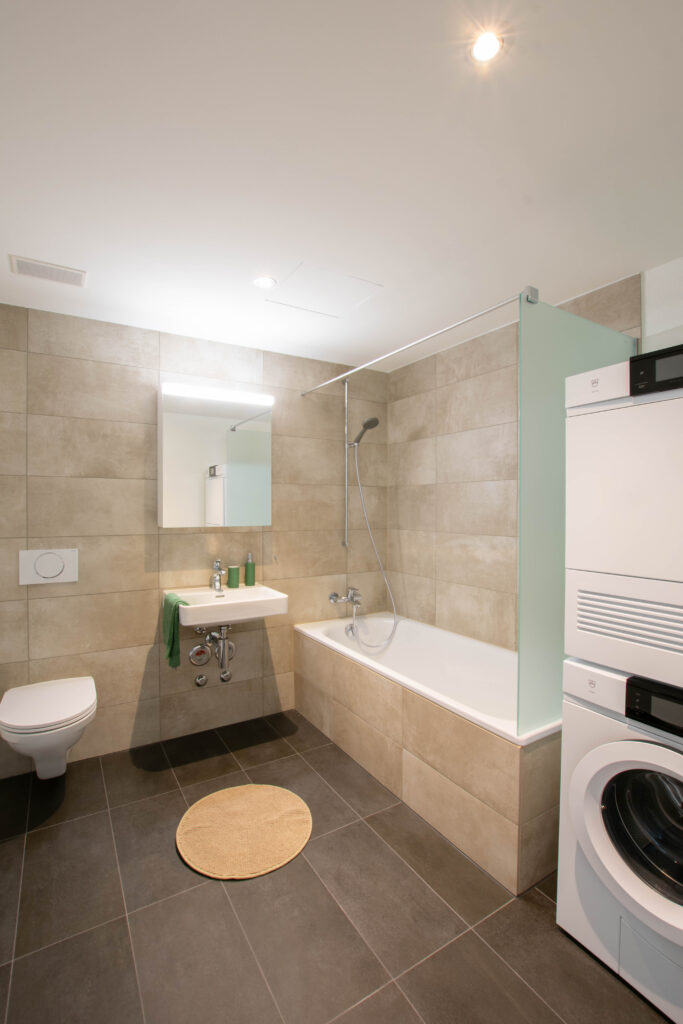 Badezimmer mit Badewanne. Eigener Waschturm mit Waschmaschine und Tumbler.