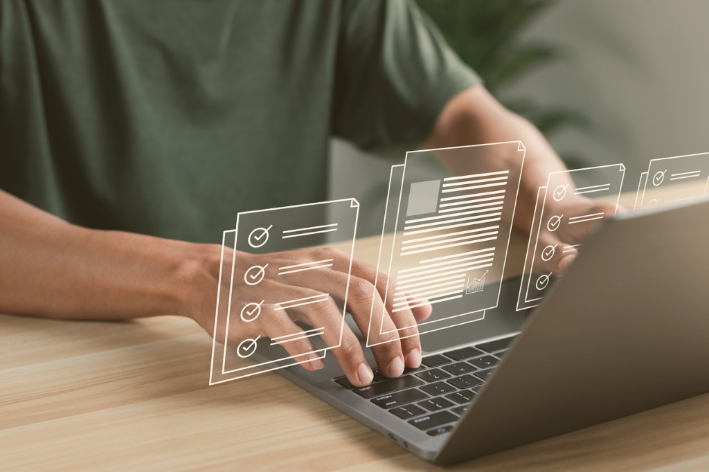 Eine Person tippt auf einem Laptop, über der Tastatur erscheinen digitale Symbole von Checklisten und Dokumenten. Die Szene ist ein Schreibtisch mit Fokus auf Produktivität und Technologie.