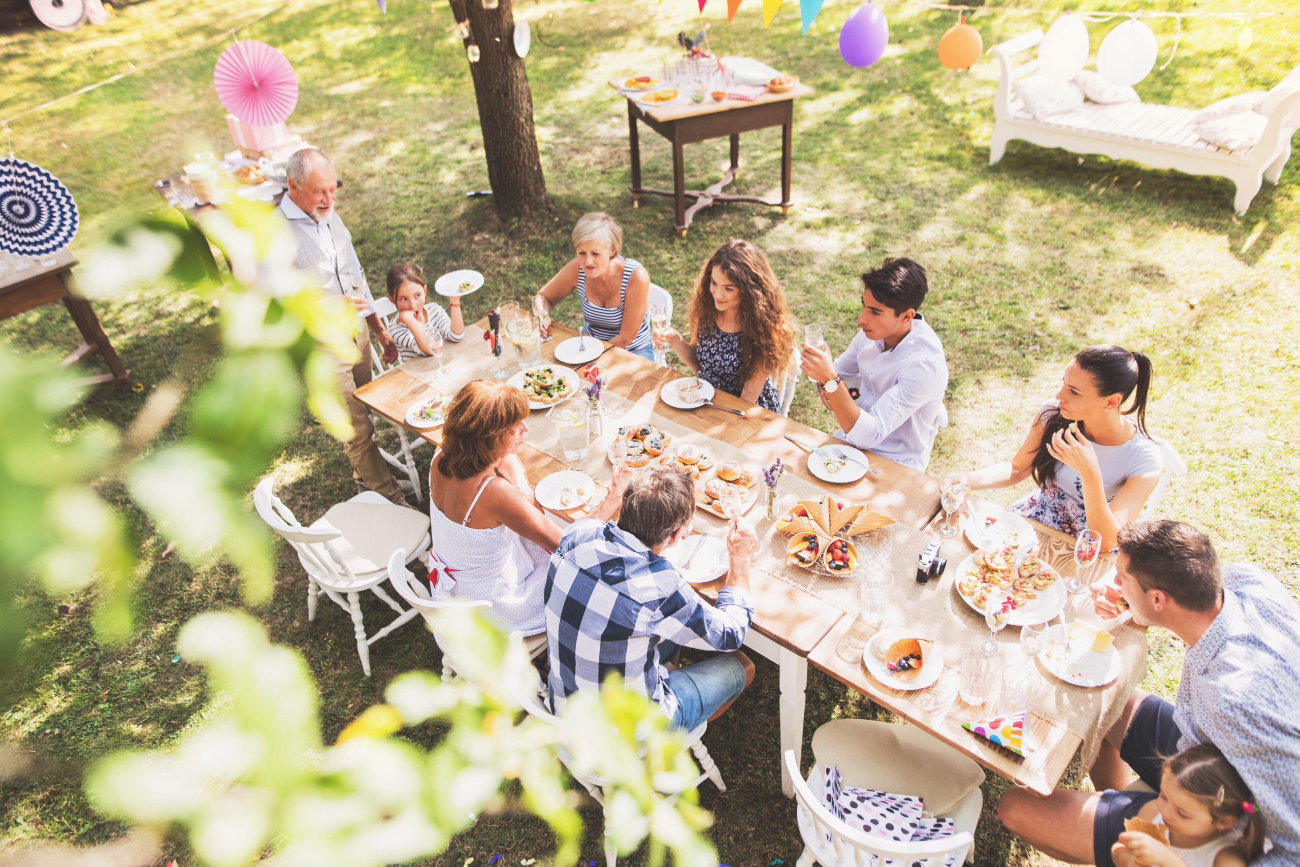 Familienfeier oder Gartenparty im Hinterhof.