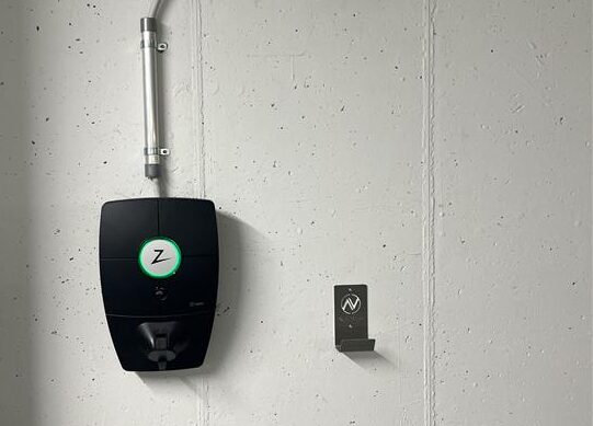 Auf dem Bild ist eine Ladestation für ein Elektrofahrzeug zu sehen.